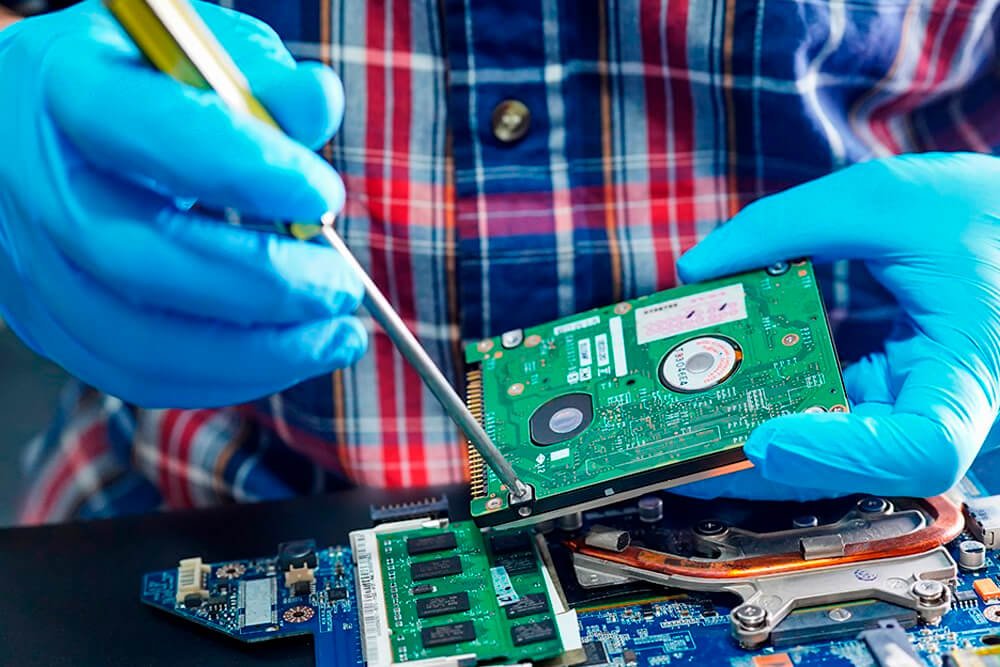 Upgrade de SSD e memória RAM em computador para aumento de desempenho