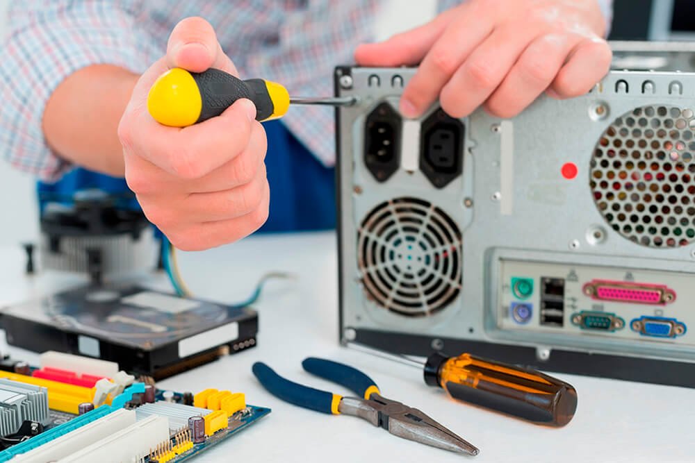 Ferramentas de manutenção e limpeza de computador em assistência técnica